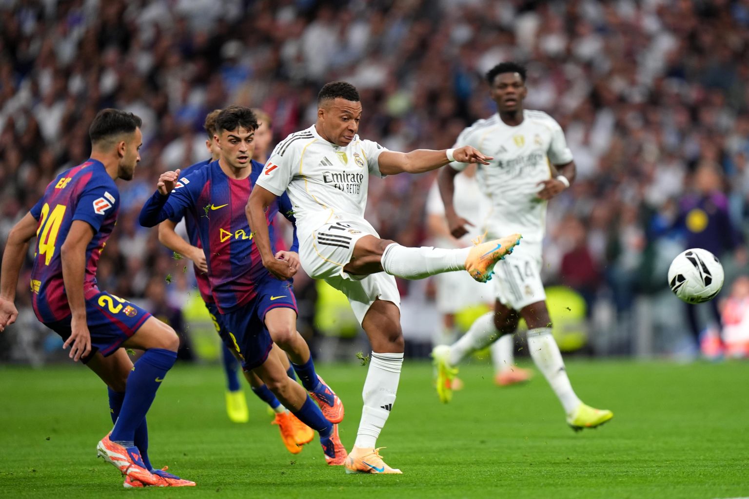 𝐁𝐫𝐞𝐚𝐤𝐢𝐧𝐠: Barcelona On Brink Of Historic La Liga Title vs Real Madrid
